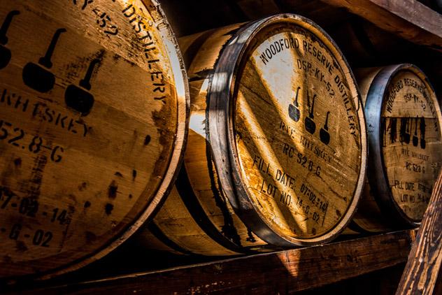 Barriles de whisky en la Touring Woodford Reserve Distillery, Kentucky, EEUU © thomas carr / Shutterstock