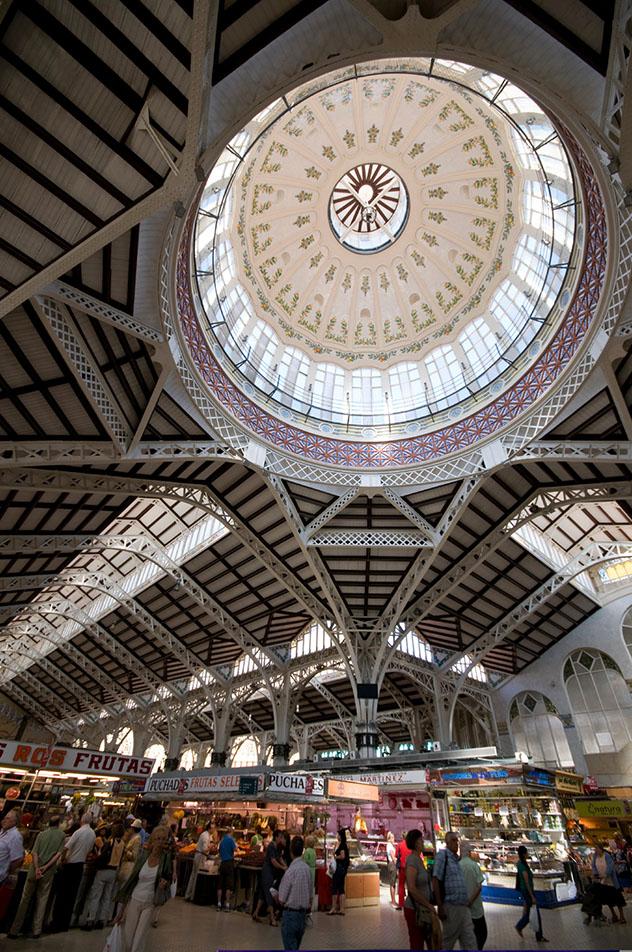 Interior del Mercado Central, Valencia, España © Krzysztof Dydynski / Lonely Planet