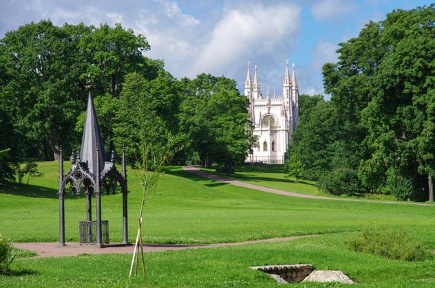 La tranquilidad habitual del parque Alexandria, en Peterhof, San Petersburgo, Rusia © Natalia Sidorova / Shutterstock
