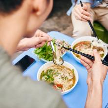 Comiendo un plato de 'pho'. 