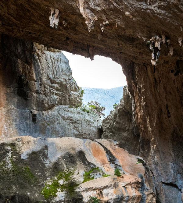 Dorgali, Tiscali, Cerdeña, Italia © Elisa Locci / Shutterstock