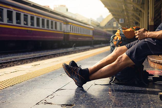 Viajero con app, smartphone, estación de Bangkok, Tailandia