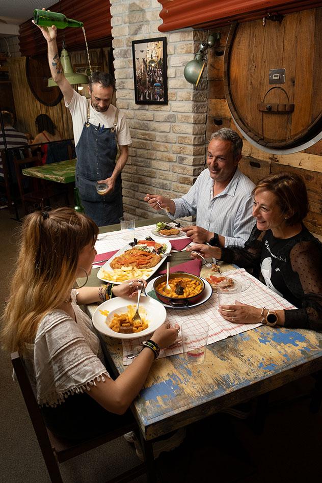 Escanciando en una sidrería de Oviedo, Asturias, España