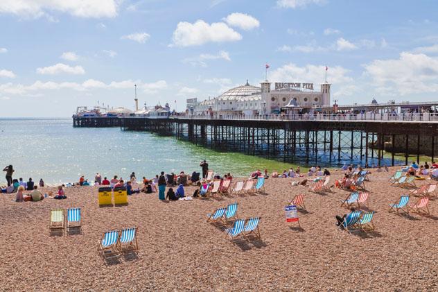 La playa y el muelle de Brighton: la clásica experiencia playera británica, Inglaterra, Reino Unido © Westend61 / Getty Images