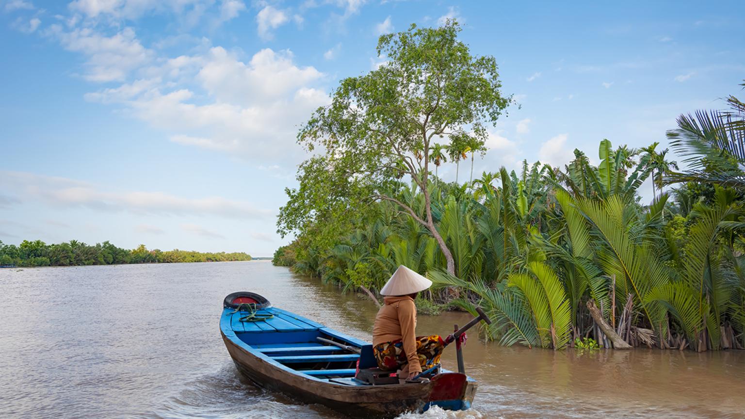 Pescador en el delta del río Mekong, Vietnam, Asia