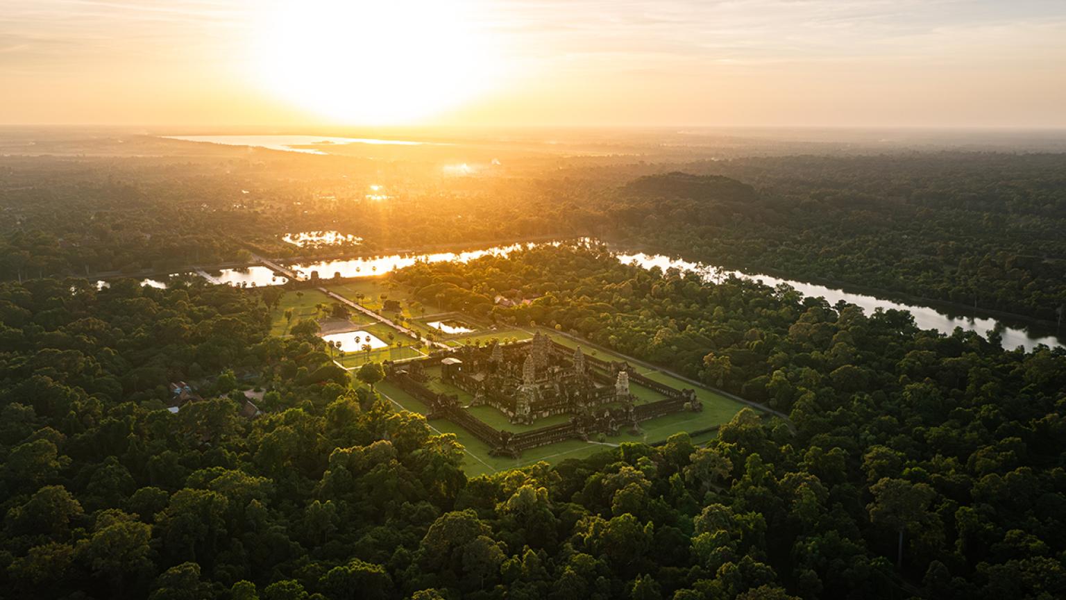 Hermosa foto de alta calidad del dron del templo de Angkor Wat al atardecer, Siem Reap, Camboya