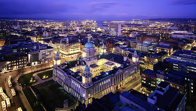 El ayuntamiento de Belfast, la ciudad y el mar extendiéndose tras su majestuosa cúpula de cobre © IIC / Axiom / Getty Images