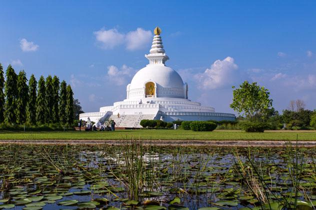 Blanca y brillante, la pagoda de la Paz Mundial fue construida por los budistas japoneses, Lumbini, Nepal © Paul Biris / Getty Images