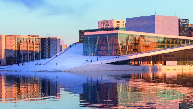 Las nítidas diagonales de la Ópera de Oslo forman parte del paisaje desde el 2017, y demuestran el gusto de la ciudad por la arquitectura innovadora © Mats Anda / Moment RF