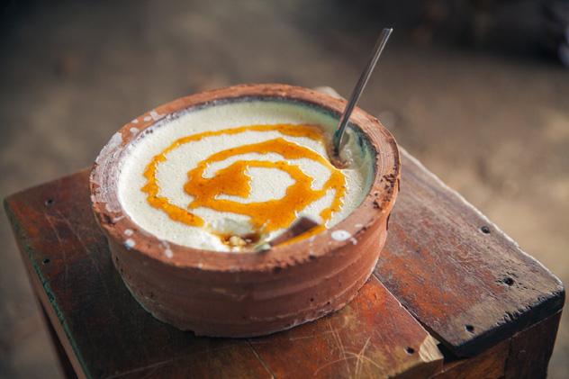 Cuajada de leche búfala con miel, una popular delicia ceilandesa, Sri Lanka © Jirsak/Getty Images