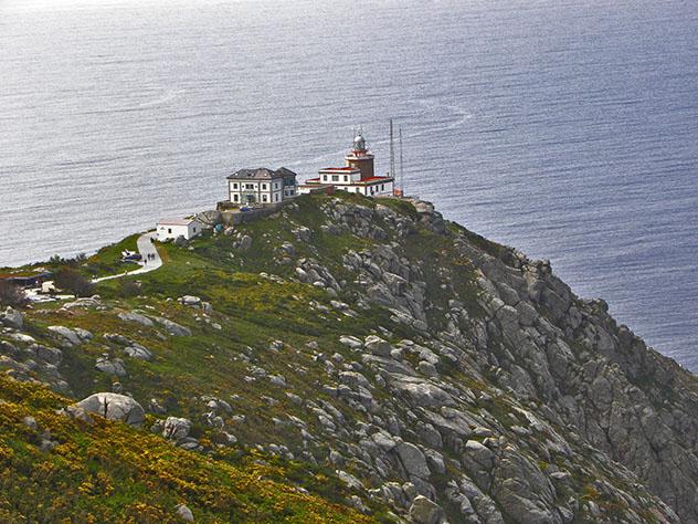 Faro del cabo Finisterre, Galicia, España por carretera