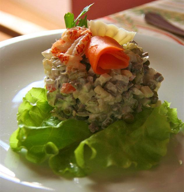 La salat Olivye (ensalada Olivier, también conocida como ensaladilla rusa) es uno de los platos más populares, Rusia © Simon Richmond / Lonely Planet