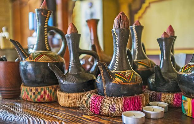 Turismo sostenible: comunidad. Frascos jebena tradicionales etíopes para la elaboración del café