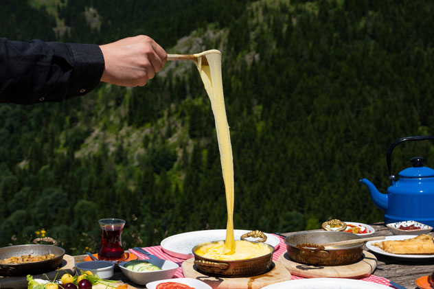 Probando el muhlama en las montañas de Giresun. 