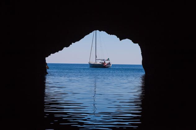 Desde la Grotta del Blue Marino, Filicudi, Islas Eolias, Italia © Alfiya Safuanova / Shutterstock