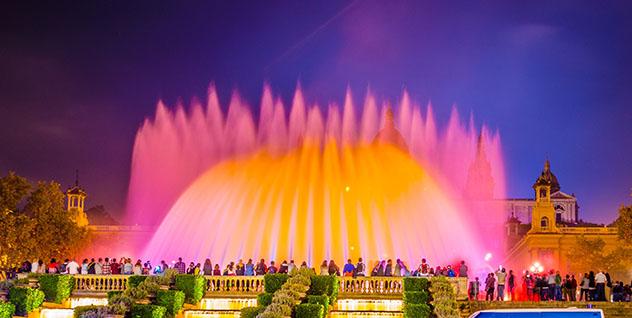 Font Màgica de Montjuïc, Barcelona, Cataluña, España © trabantos / Shutterstock