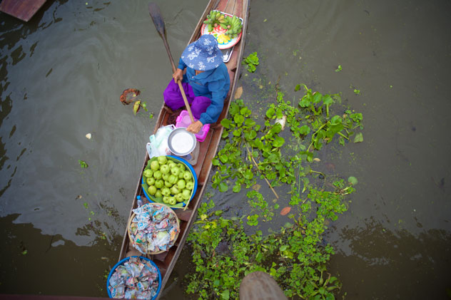 Vendedor en el mercado flotante de Tha Kha. © raweewat prasitkunsan/Shutterstock