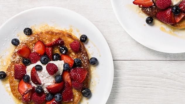 Tortitas de ricota con frutas del bosque y nata en LUXE Sydney © LUXE Sydney