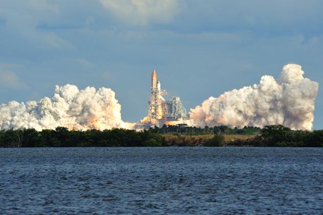 Lanzamiento del transbordador especial Atlantis desde el centro espacial John F. Kennedy, costa espacial de Florida, EE UU © Jose Antonio Perez / Shutterstock