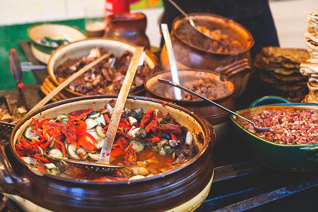 Comida húngara tradicional a la venta en plena calle durante el carnaval, Hungría © Tsuguliev / Shutterstock