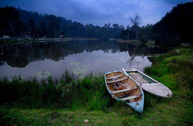 Barcos reposando en la orilla del lago, en Kodai, Ghats occidentales, India © krisghariharan / Getty Images