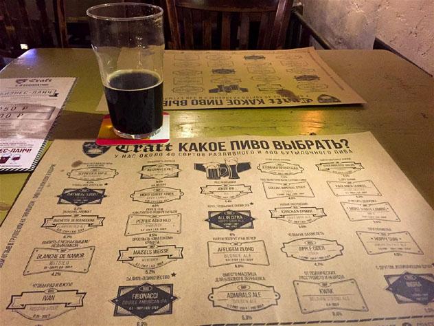 La carta del Craft Pub en San Petersburgo es bastante amplia, Rusia © Megan Eaves / Lonely Planet