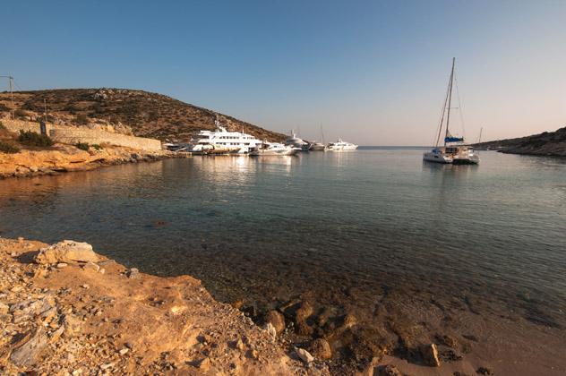 Barcos fondeados en una apacible cala de Schinoussa, Pequeñas Cícladas, islas griegas, Grecia © Dimitrios Koralis / Shutterstock