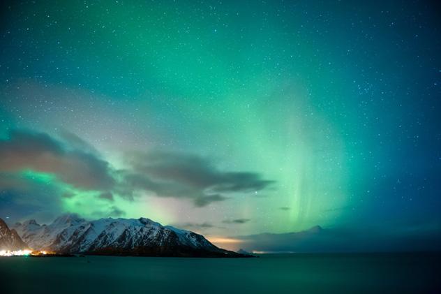 Aurora boreal cerca de Reine, Nordland, Noruega © Justin Foulkes Lonely Planet