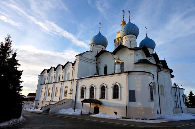 La catedral de la Anunciación de Kazán, blanca, azul y dorada, Rusia © Anita Isalska / Lonely Planet