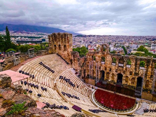 El Odeón de Herodes Ático es un escenario imponente para los conciertos, Atenas, Grecia © slaventiy / Shutterstock