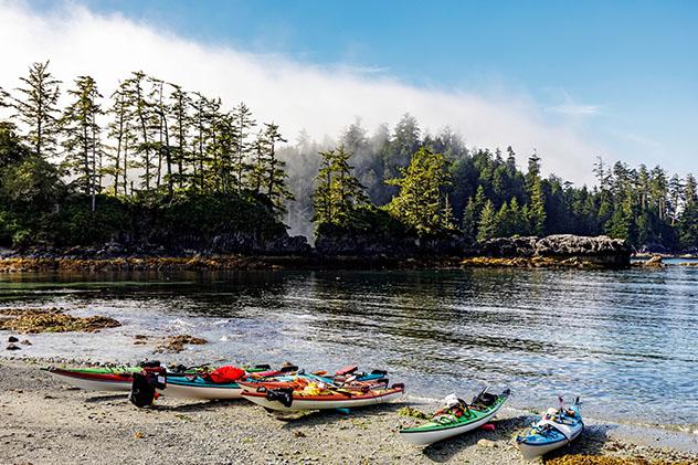 Kayaks en la isla de Vancouver, Canadá. Viaje sostenible Lonely Planet