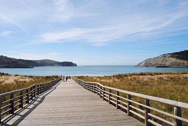 Playa Arrigunaga, getxo, Bilbao, País Vasco, España © GeoJGomez / Shutterstock