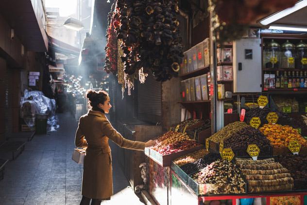 Alimentos frescos en un bazar de Estambul, Turquía © Breslavtsev Oleg / Shutterstock