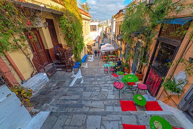 Mesas al aire libre en Plaka, Atenas, Grecia © KOSTAS TSEK / Shutterstock