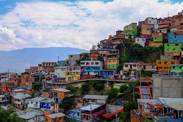 Turismo sostenible: comunidad. Casas de la Comuna 13, Medellín, Colombia