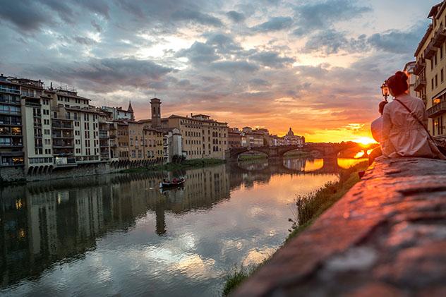 Río Arno al atardecer, Florencia, Toscana, Italia © DinoPh / Shutterstock