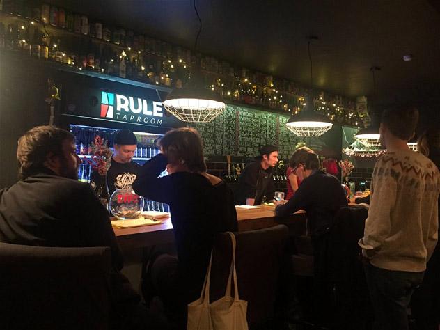 Lugareños en el bar Rule Taproom, en Moscú, Rusia © Megan Eaves / Lonely Planet
