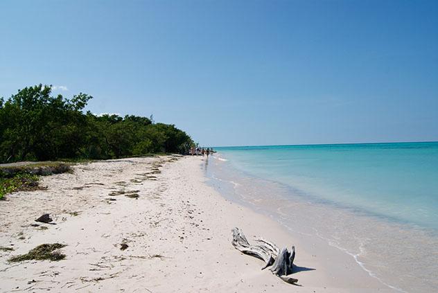El camino Cayo Jutías es complicado, pero la excursión merece mucho la pena, Cuba © JMontes / Shutterstock