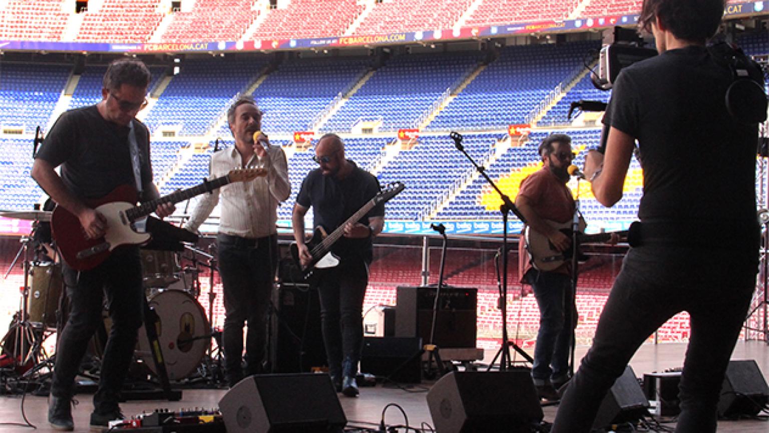BalconyTV y Love of Lesbian en el 'balcony' del Camp Nou, Barcelona, España