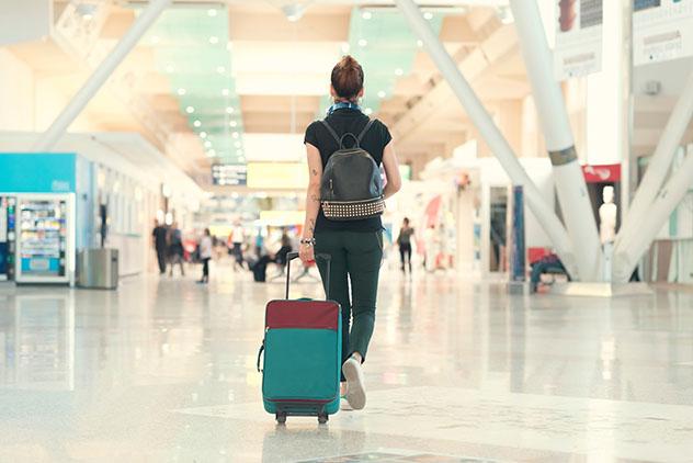 Viajera en un aeropuerto