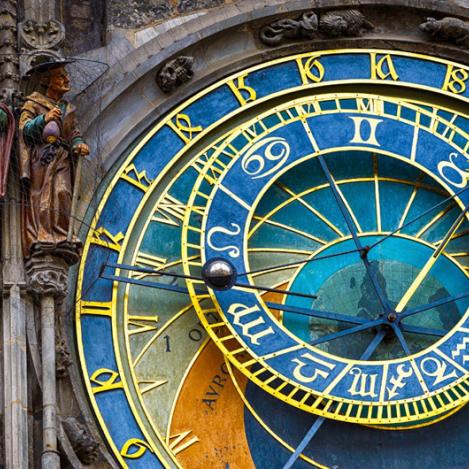 Reloj astronómico, iglesia de Nuestra Señora de Týn, Plaza de la Ciudad Vieja, Praga, República Checa
