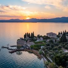 Vista aérea de Punta San Vigilio al atardecer. Costa este del lago de Garda en primavera.
