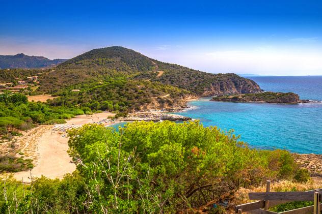 La suave arena y las aguas poco profundas de Spiaggia Su Portu son ideales para disfrutarlas en familia, Cerdeña © gevision / Shutterstock