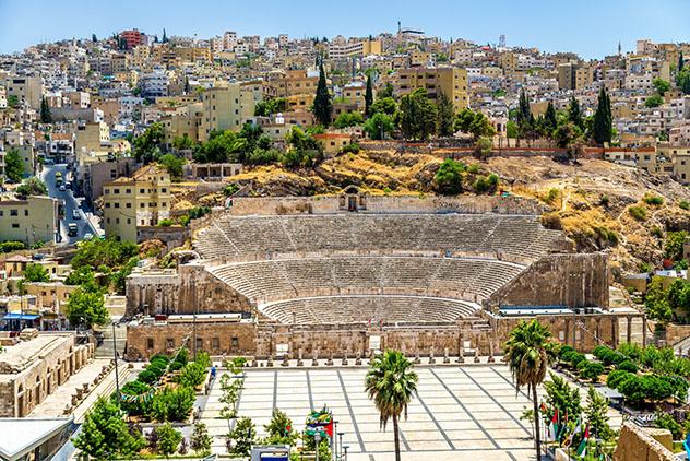 La atracción del sur es intensa, pero no hay que saltarse enclaves históricos como el Teatro Romano de Amán, Jordania © Leonid Andronov / Shutterstock