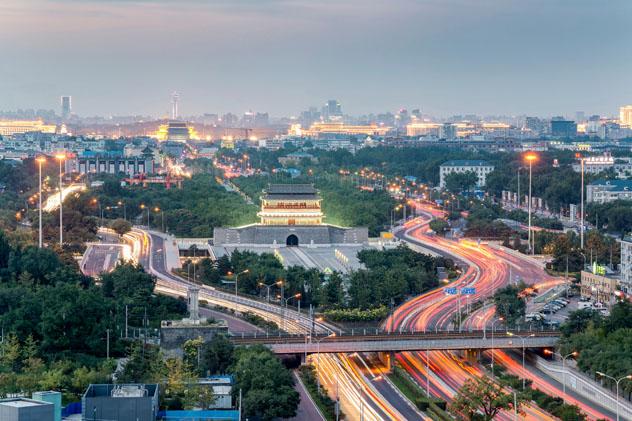 El tren de alta velocidad pasa ante la puerta Yongding de Beijing transportando pasajeros por todo el país, China © HelloRF Zcool / Shutterstock
