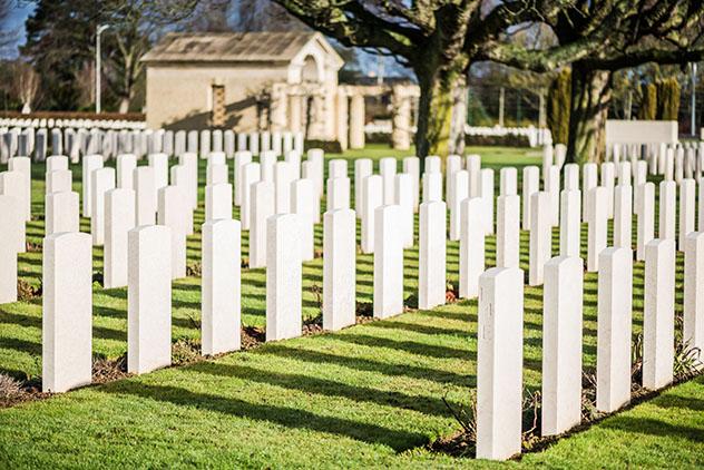 Lápidas del cementerio de guerra de Bayeux, Normandía, Francia © marcin jucha / Shutterstock