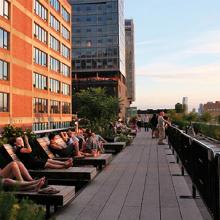 Tumbonas en el High Line con vista al río Hudson, Nueva York, Estados Unidos