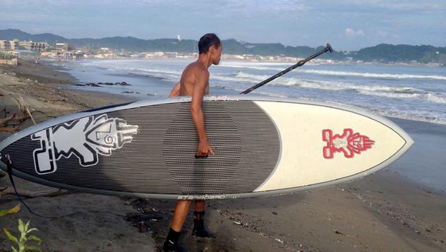 Un surfista en la playa de Yuigahama, Kamakura, sur de Tokio, Japón © Simon Richmond / Lonely Planet