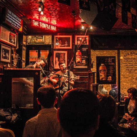 Música en el 'pub' The Temple Bar, Dublín, Irlanda