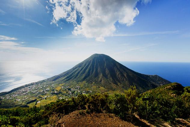 La verde Salina, Islas Eolias, Italia © Adrienne Pitts / Lonely Planet